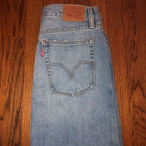 Light wash Levi’s skirt